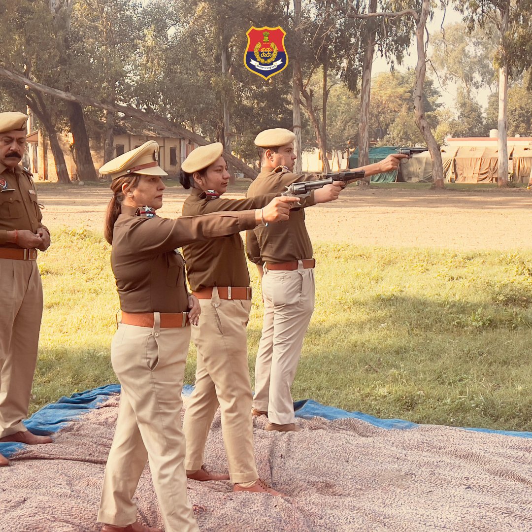 PP_Gurdaspur's tweet photo. Gurdaspur Police organised the 2 Day fire practice of force to improve their firing skills and to tackle any untoward incident.
#FiringPractice
#DisciplineAndFitness https://t.co/fnmpTCzoDb