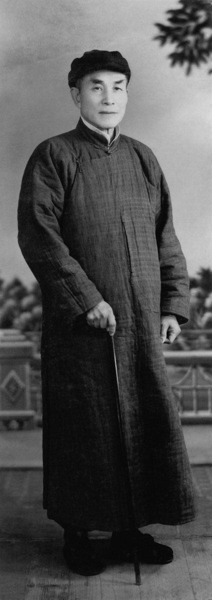 tongbingxue's tweet photo. 1960/ Age80         🧵55/63

Ye took an annual portrait during the Spring Festival. In the portrait photos during New China era, Ye put on his Mandarin long robe for the first time, wearing a felt hat, like the old times.
In the memory of grandchildren, Ye in his later years is still a very clean old man, never arguing with others, and is well known for being kind and generous in the neighborhood. At home he read books and newspapers, listened to the radio, sometimes he went outside for buying antiques. This is how Ye lives in his later years.