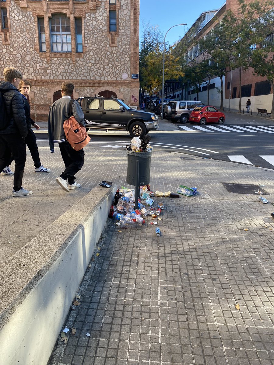 javuken78's tweet photo. @ajterrassa #ecoequip Señores del ayuntamiento de Terrassa estoy harto! Estoy casi a diario. A partir de ahora cada día voy a subir lo que tengo casi cada día delante de casa.Yo como ciudadano no tengo que estar llamando casa 2x3 para que vengan a limpiar, para eso pago impuestos https://t.co/LUmzrv61GW