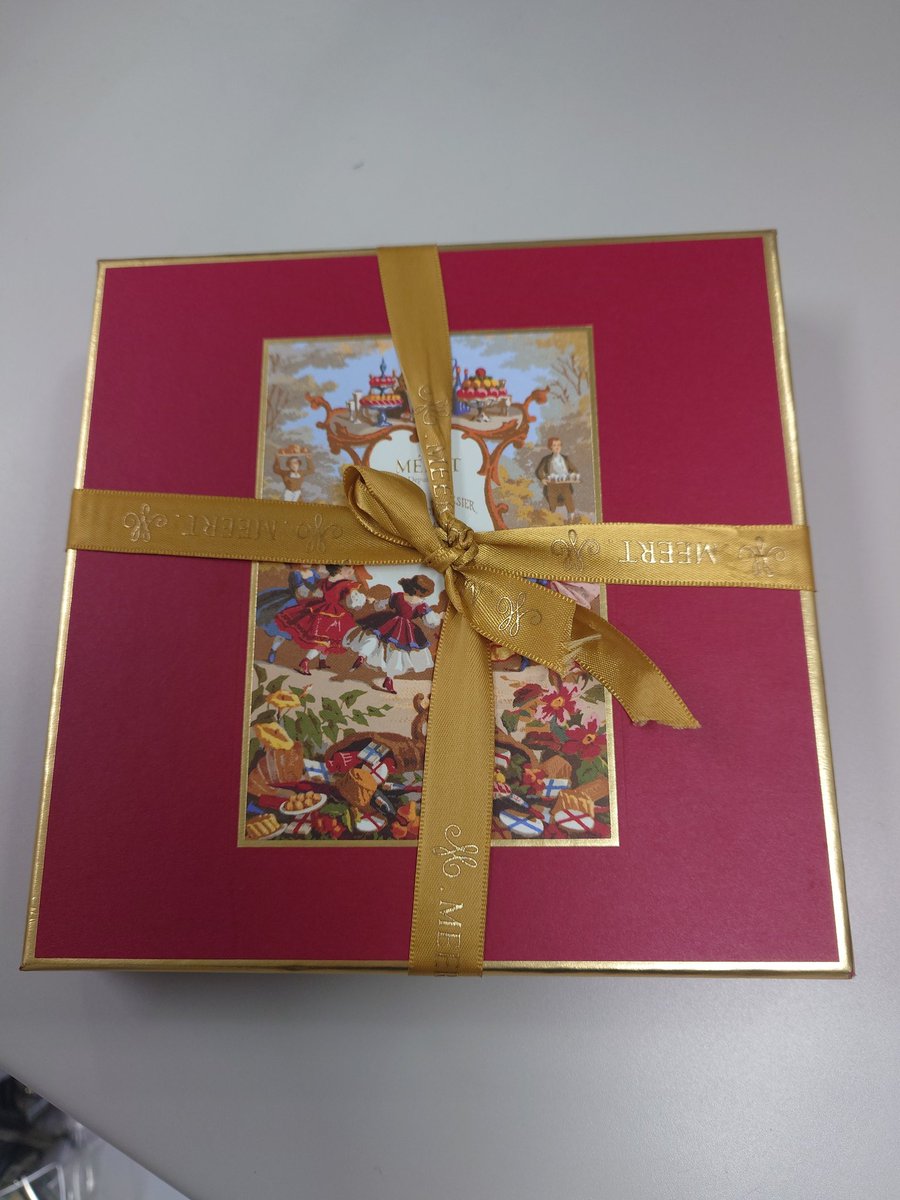 yuka_Re0LOVE's tweet photo. 職場でもらったおフランス産まれのチョコレート🍫
美味しすぎてみんなで美味い美味い、とチロルチョコばりにたいらげたはいいが、こいつ日本円で9500円くらいするとか…!(3cm四方程の薄いチョコが20枚ほど)
1人当たり2000円は食ったw日本のチョコは秀逸だね!で解決(してない)
チロルごめんw
#MEERT https://t.co/RtSSpctaYb