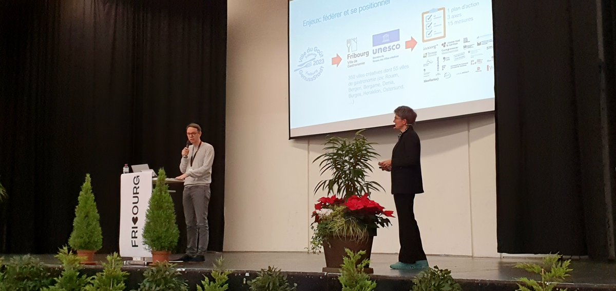 🍽️🌎Geschmack, der Geschichten erzählt –
Gil Vassaux von der Stadt <a href="/fribourgCH/">Fribourg</a>  zeigt am Forum, wie Freiburg als <a href="/UNESCO/">UNESCO 🏛️ #Education #Sciences #Culture 🇺🇳</a> Creative City of Gastronomy ein lebendiges Ökosystem rund um Gastronomie verkörpert.
Weitere Informationen 👉 ville-fribourg.ch/de/uccn