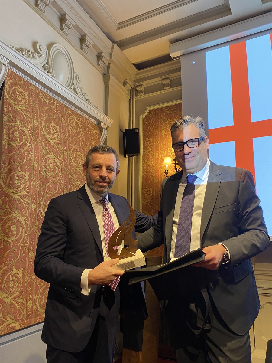 Ahir vam entregar la XV edició dels Premis Persona i Democràcia al <a href="/circuloliceo/">Círculo del Liceo</a>. 

👉🏻 El Premi Carles Cardó va ser entregat a la periodista <a href="/capdevilamaria/">Maria Capdevila</a> d’<a href="/europapress/">Europa Press</a>. 

👉🏻 El Premi Persona i Democràcia va ser entregat a Sandro Rosell, expresident del <a href="/FCBarcelona_cat/">FC Barcelona</a>.