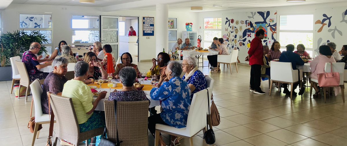 Les #Résidents se régalent des spécialités indiennes lors du #RepasAThème en l’honneur de #Dipavali, la fête de la lumière. #DéjeunerDansant #Team974 #SalonClub #BienVieillir