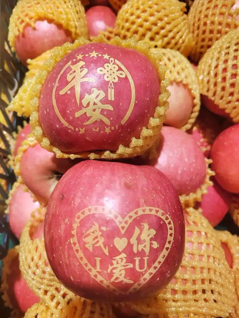 chinamania_shop's tweet photo. 中華文化【クリスマスイブにリンゴを贈る🎄����】

中国ではイブにリンゴを贈る特別な習慣があります🍎

中国語で
•イブ→平安夜（Píng’ān yè）
•リンゴ→苹果（Píngguǒ）

「平安の平“Píng”」と「リンゴの苹“Píng”」の発音が似ていることから生まれた風習で、平安と吉祥を祈る意味が込められています。

🎁 中国での楽しみ方
最近では、リンゴにメッセージを載せたり、華やかにラッピングされたリンゴが人気です🎄🎅🎁

特别感谢 510320546