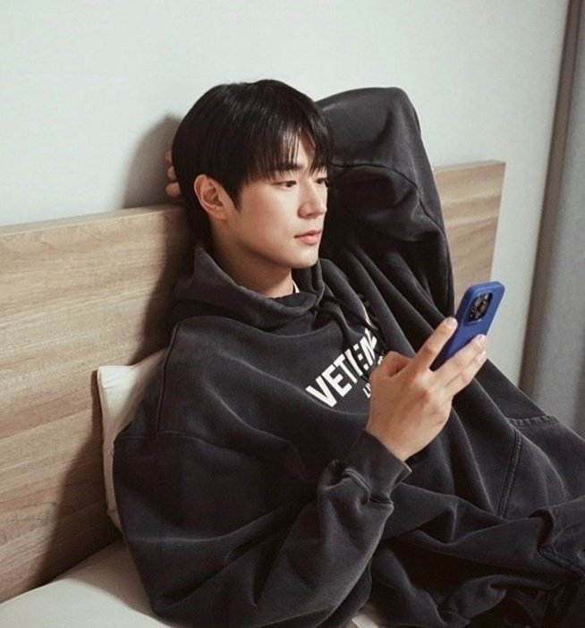 tu_suerte_'s tweet photo. 🥹 어깨때문에 4XL후드 입을것같은 남자 1위 https://t.co/fpEaIgeFaS