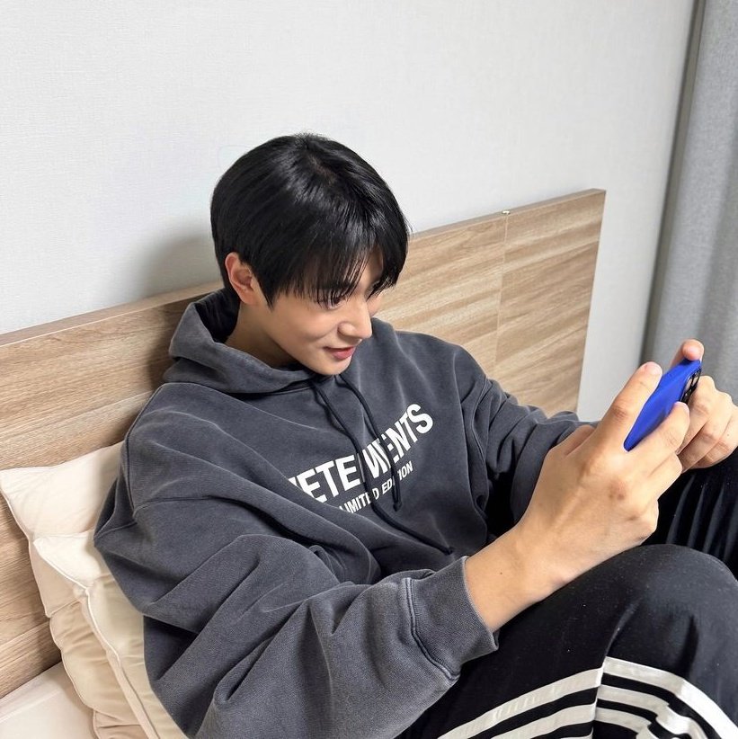 tu_suerte_'s tweet photo. 🥹 어깨때문에 4XL후드 입을것같은 남자 1위 https://t.co/fpEaIgeFaS
