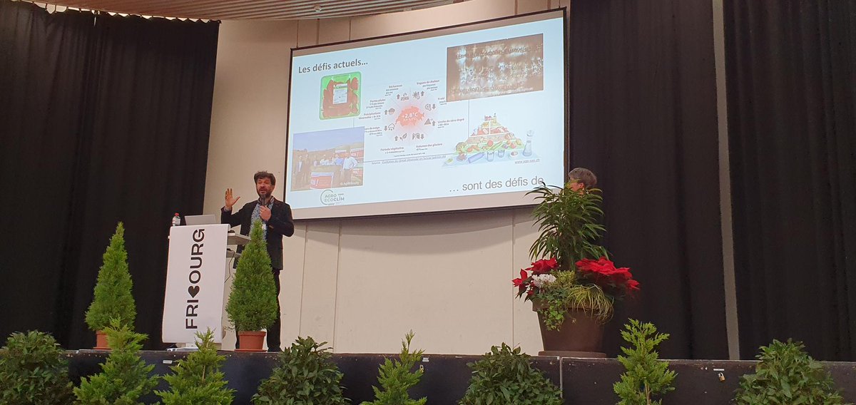 🌱🌦️Wie nachhaltige Landwirtschaft neu gedacht wird, hören wir am #ForumHRS: Das transdisziplinäre Kompetenzzentrum für nachhaltige agrarökologische Systeme der <a href="/UniNeuchatel/">Université Neuchâtel</a> &amp; der Fondation Rurale Interjurassienne erarbeitet mit Landwirt:innen Lösungen. 👉unine.ch/unine/home/pou…