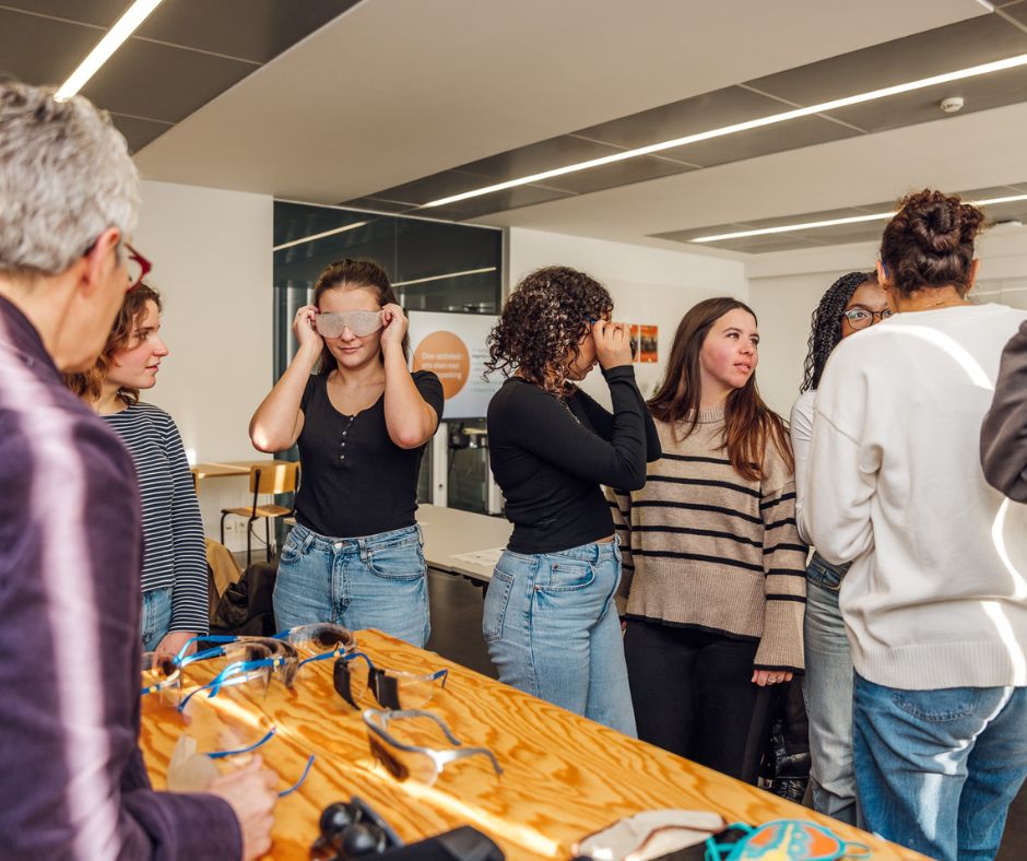 Honderden leerlingen kwamen vorige week naar Arteveldehogeschool voor #winterwijs. Onze docenten deelden hun kennis over STEM, zorg en humane wetenschappen om studiekiezers te inspireren bij hun studiekeuze. 💡