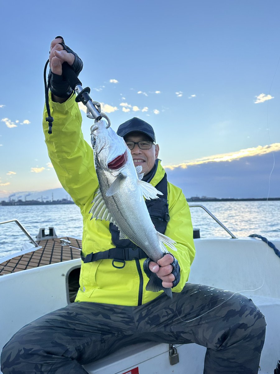 sugarmarin2022's tweet photo. 予報と違って風ビュービュー。
でも釣れた♪#ボートシーバス#sugarmarin#名古屋港#名古屋港シーバス#伊勢湾#釣果#釣りガール#seabaka#釣りバカ#釣り女子#シーバス#ランカーシーバス#穴撃ち#魚釣り#マゴチ#ブリ#ハマチ#サゴシ#サワラ#名古屋港ガイド船
#穴撃ち https://t.co/yKwThQyU54