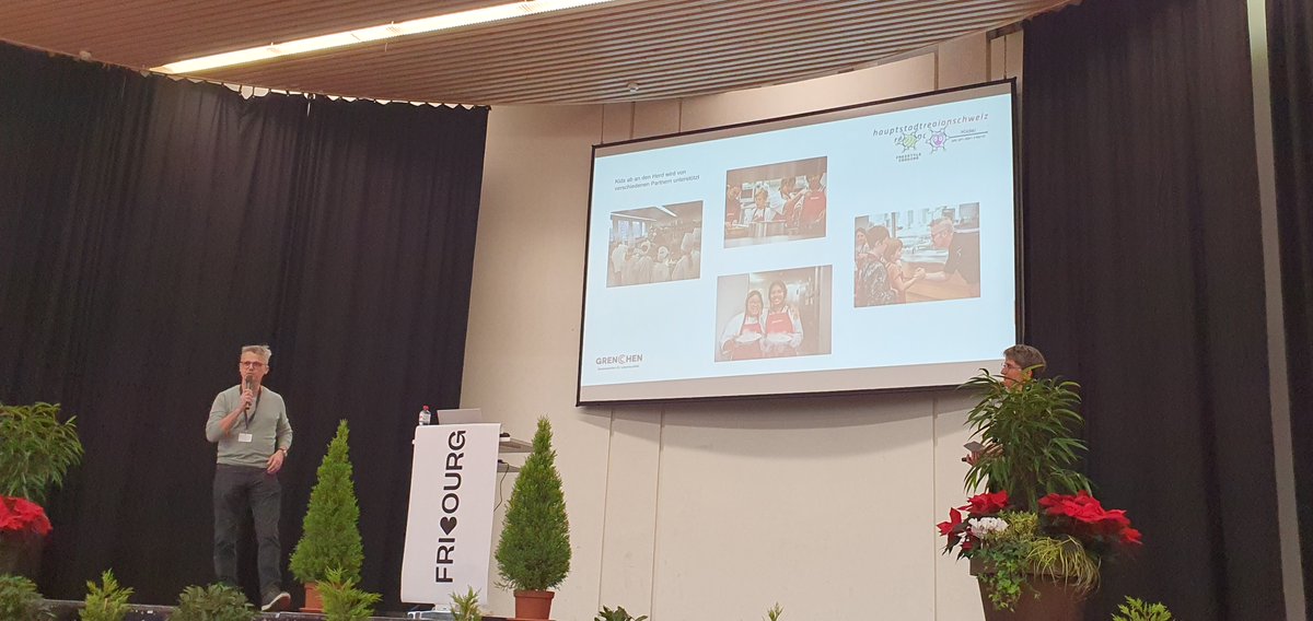 🍳✨Kreativ sein in der Küche – das dürfen Kinder dank «Kids ab an den Herd» von und mit <a href="/CaviezelRolf/">Caviezel Rolf</a>. am #ForumHRS der <a href="/Hauptstadt_CH/">Hauptstadtregion</a>  hören die Anwesenden, was das Projekt beinhaltet und wie dabei Praxis und Pädagogik verschmelzen. Mehr dazu 👉kids-ab-an-den-herd.com