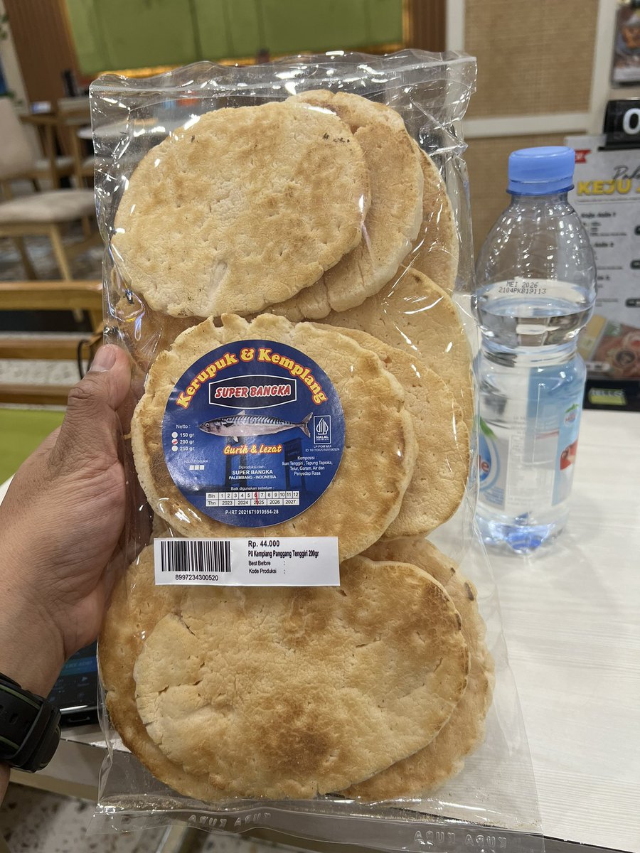 ramenow's tweet photo. #EmpekEmpekBeringin’s a culinary renowned for its authentic take on the traditional dish, #pempek. Pempek’s a savory fish cake made from a blend of fish (usually mackerel or tenggiri) & tapioca, typically served with a tangy, sweet & spicy vinegar-based sauce called #cuko. https://t.co/ztpObZLb8J