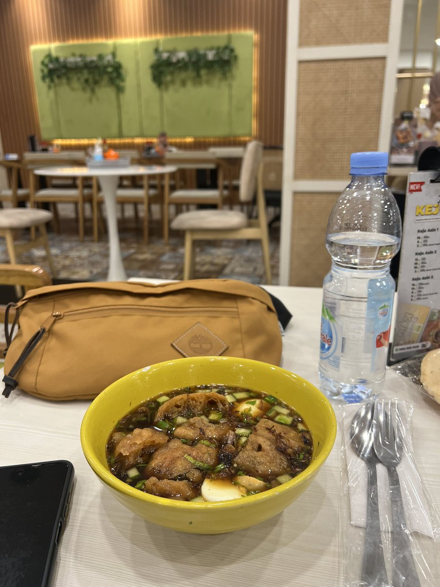 ramenow's tweet photo. #EmpekEmpekBeringin’s a culinary renowned for its authentic take on the traditional dish, #pempek. Pempek’s a savory fish cake made from a blend of fish (usually mackerel or tenggiri) & tapioca, typically served with a tangy, sweet & spicy vinegar-based sauce called #cuko. https://t.co/ztpObZLb8J