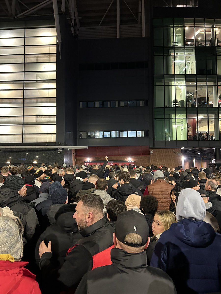 jondo87's tweet photo. The queue outside gate E36 at 7.55pm (5 mins before kick off) last night. Most people here were waiting half an hour and got into the ground 15 mins late so would have missed the Garnacho goal. How can a club of this magnitude be so poorly managed? Sort it out @ManUtd 👎 https://t.co/f81g2Mkwek