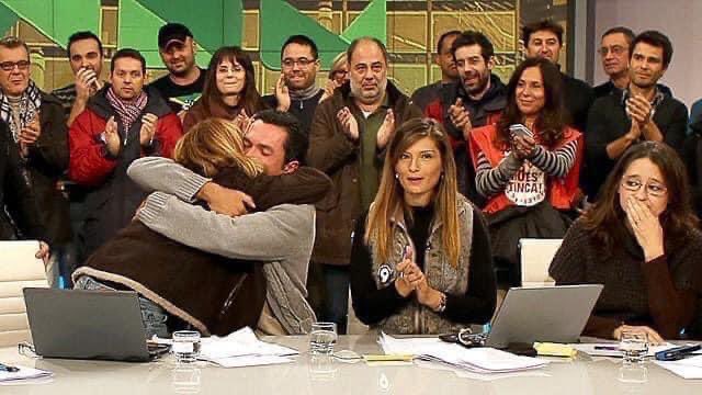 VicentMauri's tweet photo. Sembla que ha passat un segle d’aquesta imatge del tancament de RTVV però no és així i els “lladreros” han tornat. País perplex. https://t.co/WTVNQa0u0I