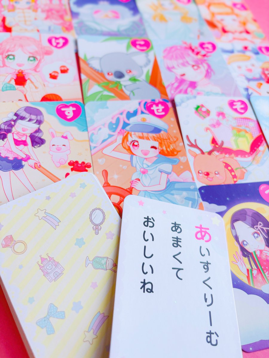 【お知らせ】東京書店『ミラクルかわいい あいうえおかるた』発売しました❄️✨
可愛いモチーフがぎゅっとつまったかるたが出来ました！
絵札の裏にはひらがなの書き順などもついているので、あいうえお表と合わせてひらがなに触れる機会の力にもなれたら嬉しいです
よろしくお願いいたします🎀