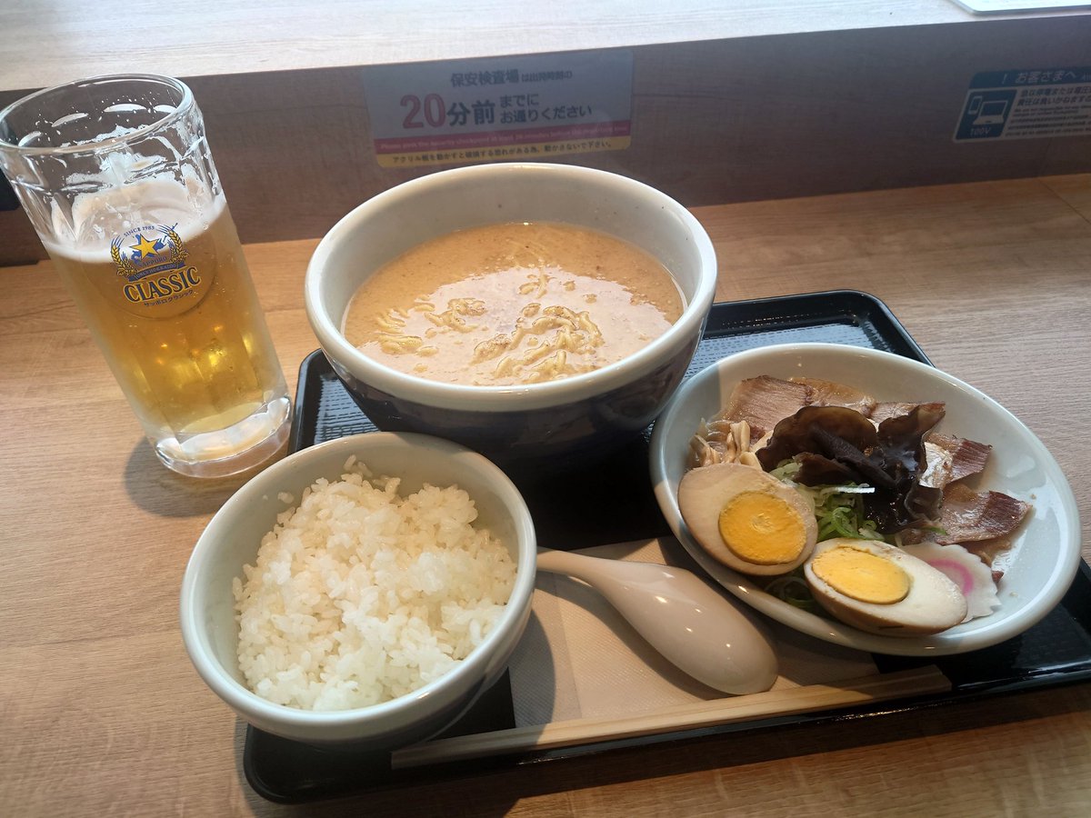 uiuibasket's tweet photo. 超久しぶりの投稿💦
北海道に遊びに来たので山頭火旭川空港店で���ペシャル味噌ラーメン。
1700円で少しお高め。
北海道来たらサッポロクラッシックでしょという事で🍻
 #北海道
 #サッポロクラッシック
 #山頭火
 #味噌ラーメン
 #旭川空港 https://t.co/0keJUrMX98