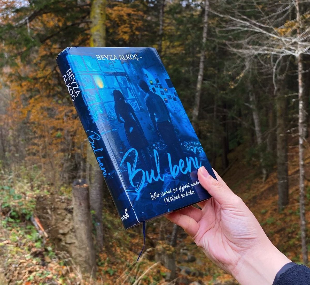 indigokitap (@indigokitap) on Twitter photo “Herkesin umutları vardı ve umutsuzlukları,
herkesin imkânları vardı ve imkânsızlıkları.
Hayat iki uçluydu her daim, kutlamaların konfetileri ve vedaların külleri arasında gidip geliyordu gerçeklik.” “Herkesin umutları vardı ve umutsuzlukları,
herkesin imkânları vardı ve imkânsızlıkları.
Hayat iki uçluydu her daim, kutlamaların konfetileri ve vedaların külleri arasında gidip geliyordu gerçeklik.”