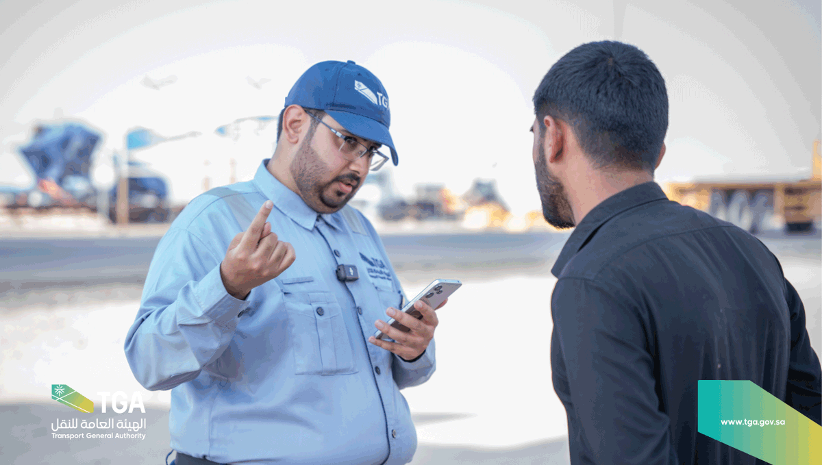 Saudi_TGA's tweet photo. #الهيئة_العامة_للنقل_TGA توقف عدد من الشاحنات الأجنبية المخالفة في أحد مداخل مدينة الرياض، لممارستها نشاط النقل بين مدن المملكة، وعدم التزامها بالأنظمة والاشتراطات النظامية

#SaudiTGA stopped several foreign trucks at one of Riyadh’s entry points for violating regulations by engaging in domestic transport between Saudi cities without adhering to official requirements