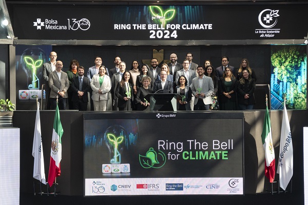 vozdelasocieda1's tweet photo. #GrupoBMV #impulsa #unfuturo #mássostenible, #resilente y #justo con el #RingTheBellforClimate
Por segundo año consecutivo, con el “Ring the Bell for Climate”, el @BMVMercados refuerza su compromiso de liderar un mercado más resiliente, justo y sostenible
https://t.co/dHeQAkkHsa https://t.co/DYlAKLXkjy
