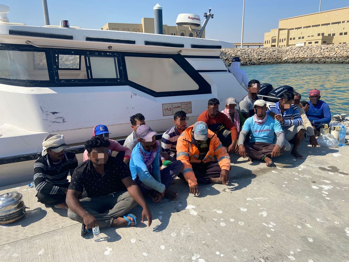 فريق الرقابة السمكية بدائرة الرقابة بالمديرية  يضبط صباح يوم الخميس الموافق:
 28/ 11/ 2024 في عرض البحر بولاية محوت عدد (7) من قوارب الصيد بدون لوحات أرقام بها عدد (15) من العمالة الوافدة المخالفة حيث تم التحفظ عليهم في مركز شرطة محوت وجار اتخاذ الإجراءات القانونية تجاه المخالفين