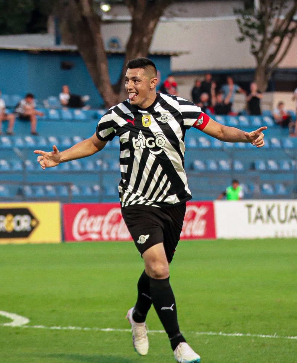 Aos 41 anos, Óscar Cardozo chega aos 129 golos pelo Libertad e torna-se no máximo goleador de sempre do clube.