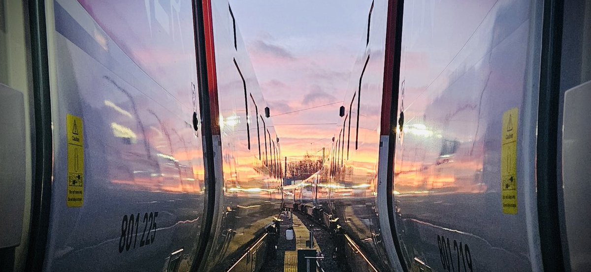 Simply stunning <a href="/LNER/">London North Eastern Railway</a> sunrise symmetry, Craigentinny Depot.

Credit: Ross Clark <a href="/1701aStarship/">NCC-1701-A Starship 🏴󠁧󠁢󠁳󠁣󠁴󠁿🚄</a>

#RailwaySymmetry #Symmetry #LNER #Azuma #CraigentinnyDepot #Craigentinny