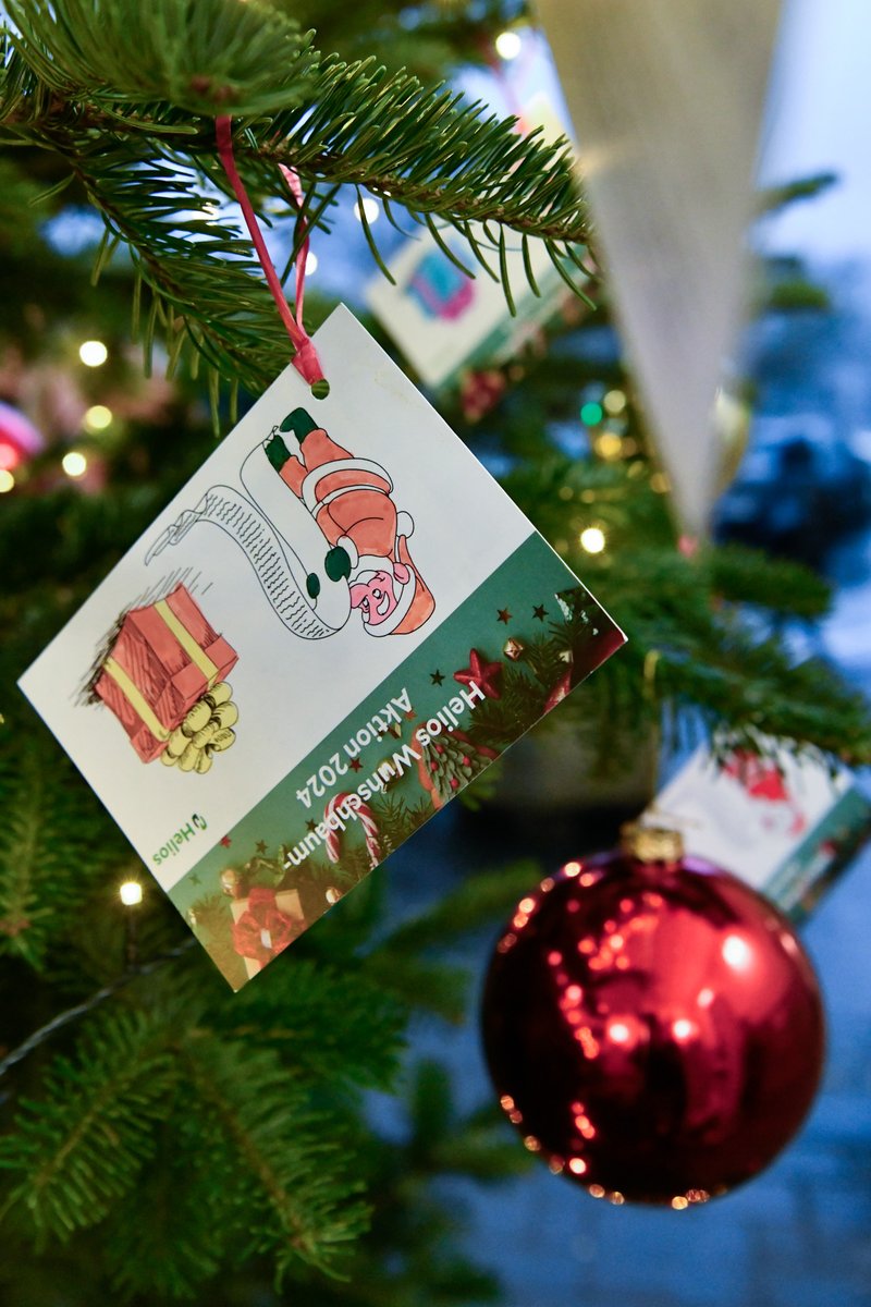 🎄✨ Unser Weihnachtsbaum steht wieder im Torbogen! ✨🎄Mach mit und erfülle Wünsche für Kinder &amp; Jugendliche aus Wuppertal! Lass uns gemeinsam für leuchtende Augen sorgen! ✨❤️ #hukw #wunschbaum #CommittedToLife