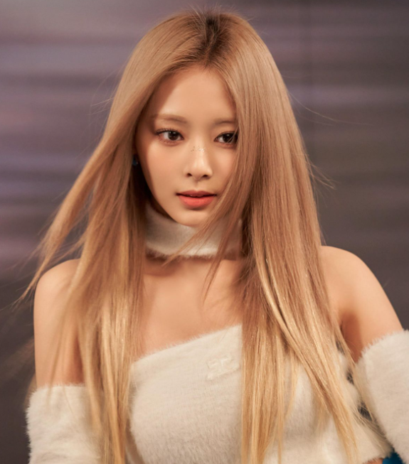 AboutMusicYT's tweet image. TWICE's Tzuyu response to people saying "she's done a lot of plastic surgeries":

"I had plastic surgeries in my mom's womb"