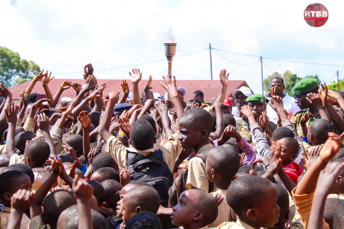 Urumuri rw'amahoro mu ntara ya #Butanyerera komine yagutse ya #Ngozi rwamurikiye ibikorwa vyo gusasa isima mukirasi kimwe c'ishure shingiro rya Gabiro mugatondo co kuwa 29/11/ 2024. <a href="/DeniseBucumi/">Denise B. Nkurunziza</a> aho ashimira <a href="/GeneralNeva/">SE Evariste Ndayishimiye</a> kubona abarungikira urumuri rumurika amatora ya 2025.