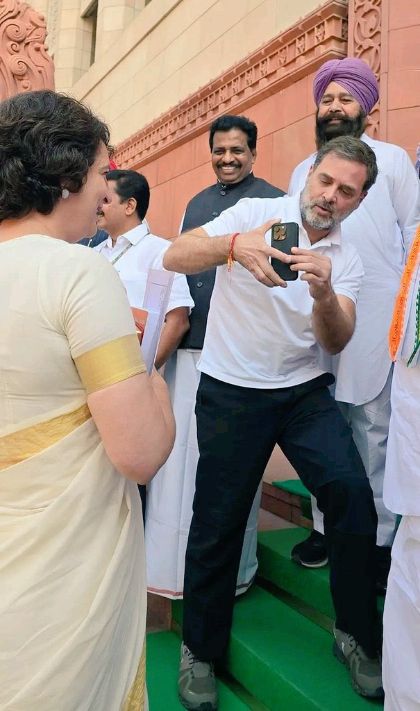 बहन की जीत पर सबसे अधिक राहुल खुश है देखो कैसे ख़ुद फोटो खिच रहे है 😁❤️