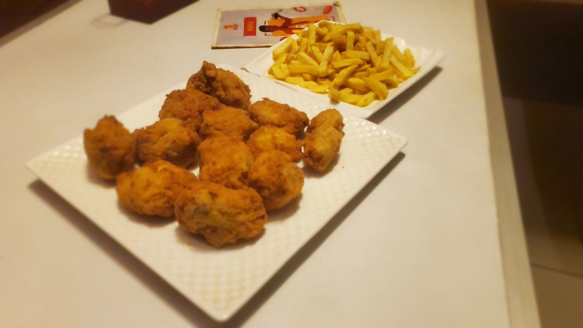 Tfastcm's tweet photo. 🎉 C'est vendredi, et TFAST a l'offre parfaite pour vous ! 🎉

🍗 Savourez notre Poulet Entier Pané Croustillant (12 Pièces) + Frites + 1L de Boisson à seulement 6500F ! 🍟🥤

🌶️ Savoureux et Épicé ! Plus de Bouchées, Plus de Valeur ! 🌶️

📦 Idéal pour les livraisons 
#TFAST https://t.co/ZzYOgo0MxT