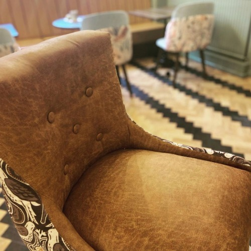The devil is in the details!
 Elevate your space with our stunning Avon Bar Chair, where luxury meets durability, designed to make a lasting impression in any venue.
pubstuff.co.uk/product/avon-b…
#InteriorDesign #BarChair #LuxuryStyle #DurableElegance #hospitality #pubstuff