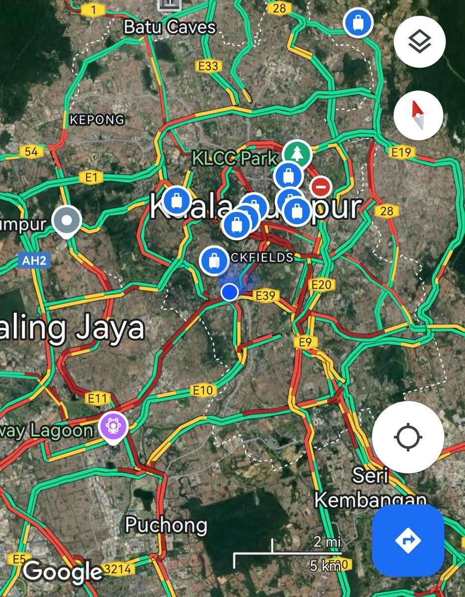 yamiaa's tweet image. الف مبروك افتتاح #مترو_الرياض اذا كنت تظن ان المترو بيحل مشكلة ازدحام الشوارع تفضل هذي خريطة كوالالمبور، قطار وباصات ودبابات ورسوم على استخدام الطرق السريعة ومازالت المدينة تعاني من مشاكل الزحام