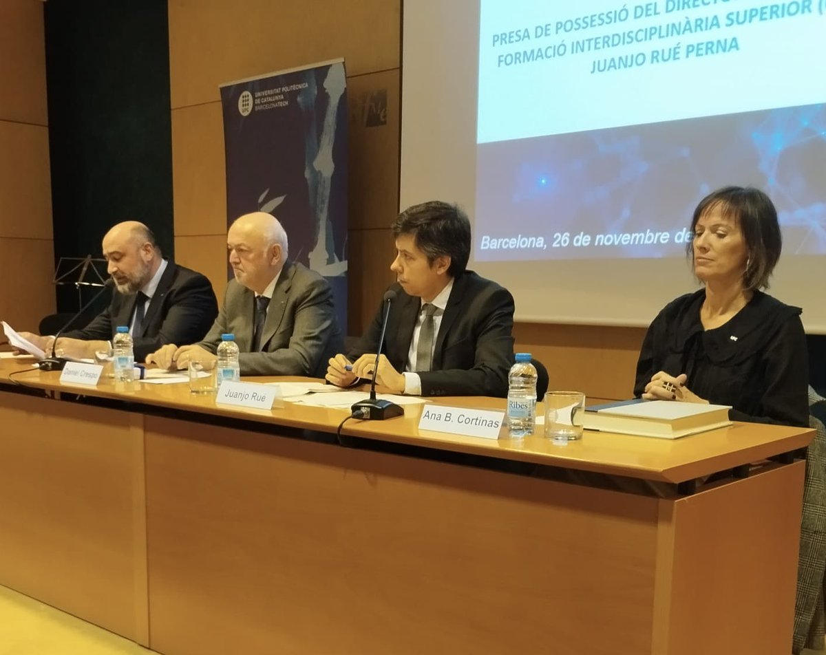Dimarts, 26 de novembre va tenir lloc la presa de possessió del professor Juanjo Rué Perna, com a director del Centre de Formació Interdisciplinària Superior (CFIS). Li desitgem molts encerts.
Els estudiants del CFIS li vam fer al Miguel Angel Barja un comiat molt emotiu.