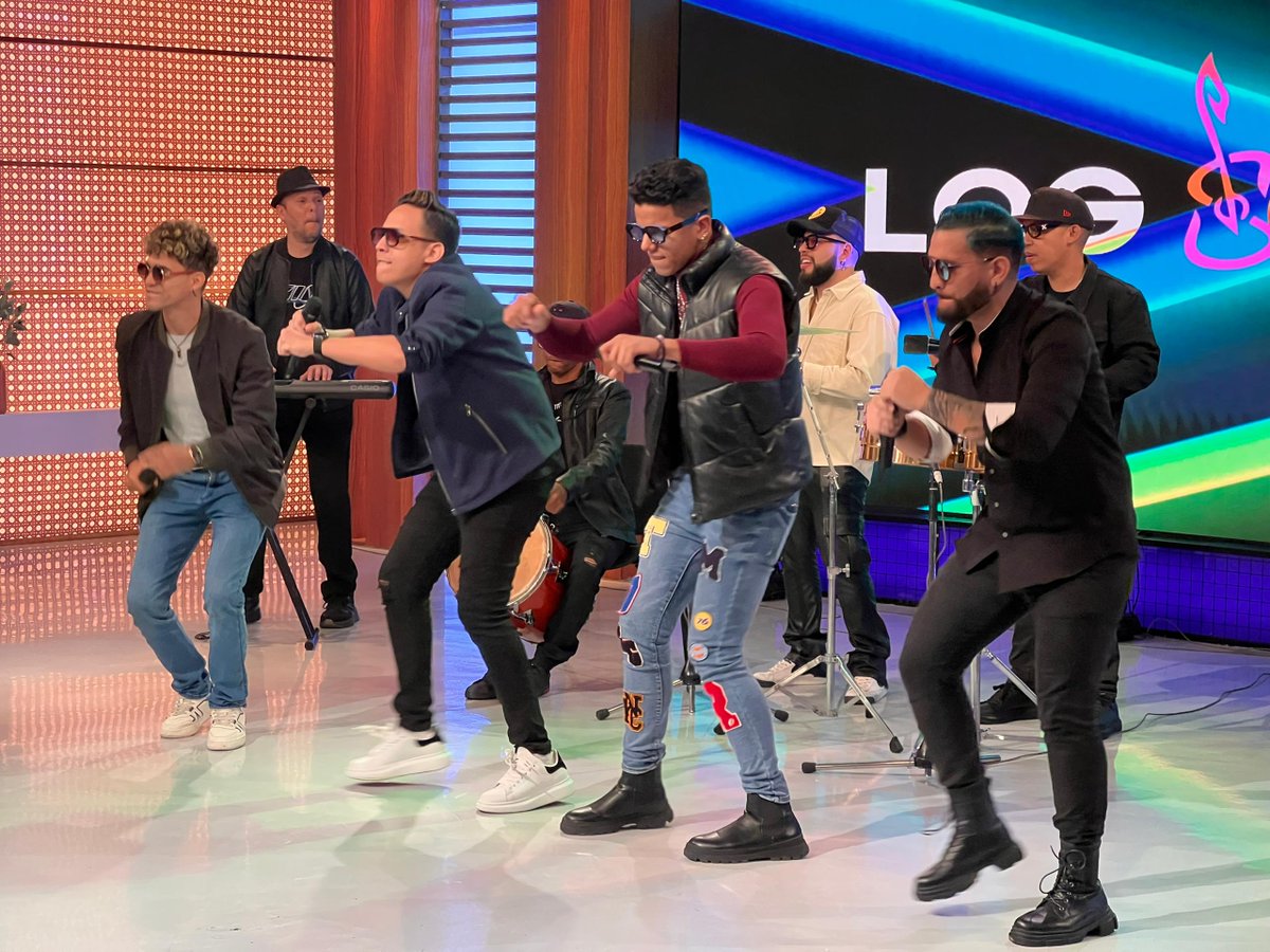 ¡Qué se escuche la gaita ☀️! Diciembre ya está a la vuelta de la esquina y Los #Sobraos🙌🏼 llegaron a #PortadasAlDía 🧡 para regalarnos un espectáculo en el estudio 8️⃣ de #Venevision 📺 ¿Como la has pasado este viernes 🤩?