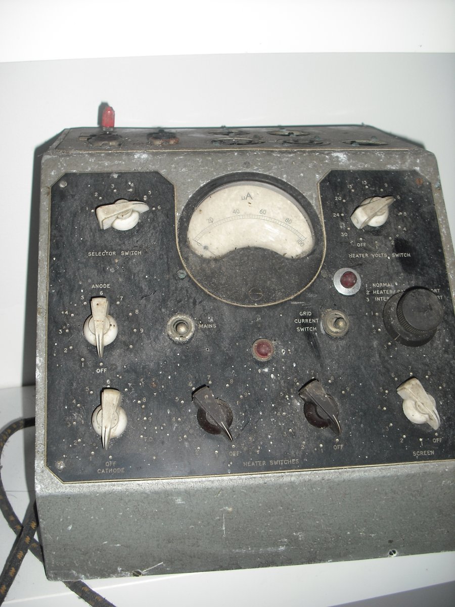 Amp_stack's tweet image. Car  load of valve gear my dad rescued. Radio ham stuff.