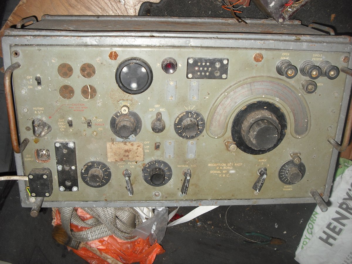 Amp_stack's tweet image. Car  load of valve gear my dad rescued. Radio ham stuff.