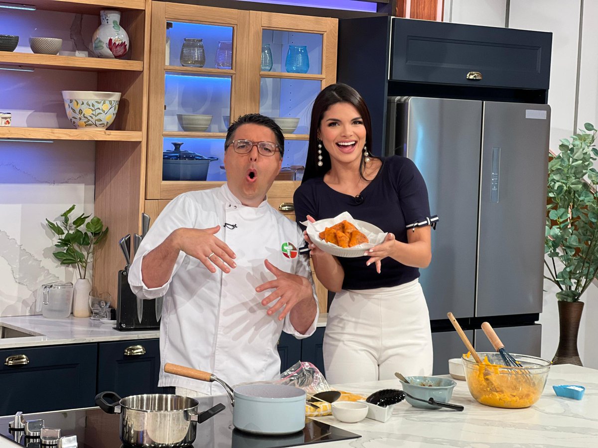 ¿Empanada hallaca o hallaca empanada 🤔? ¿Qué pasa si unes estas dos delicias ✨? Nuestro chef @merlingessen nos demostró hoy en #PortadasAlDía 🧡 que es una maravilla ¿Te atreverías a hacerlas en casa 🏡? #Venevision