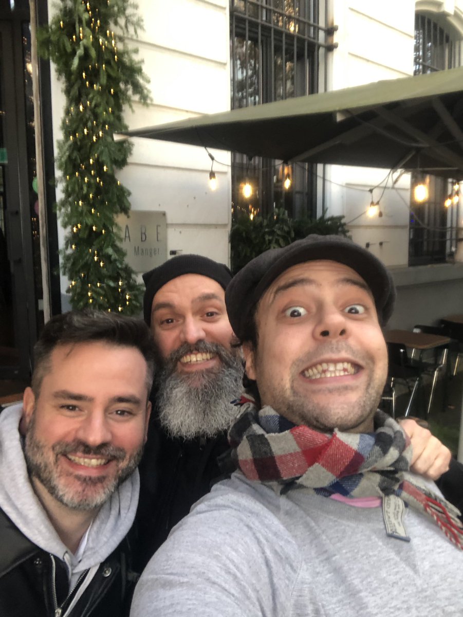 zerovital75's tweet image. Aller hop, les trois premiers loubards sont à Lille, du glouglou 🍻 en pagaille avant d’aller doser comme il faut tout le week-end chez les amis de l’@AtomCityArcade pour le désormais sacro-saint Lil’Fighters du frere @bazoukha_2X ! ❤️