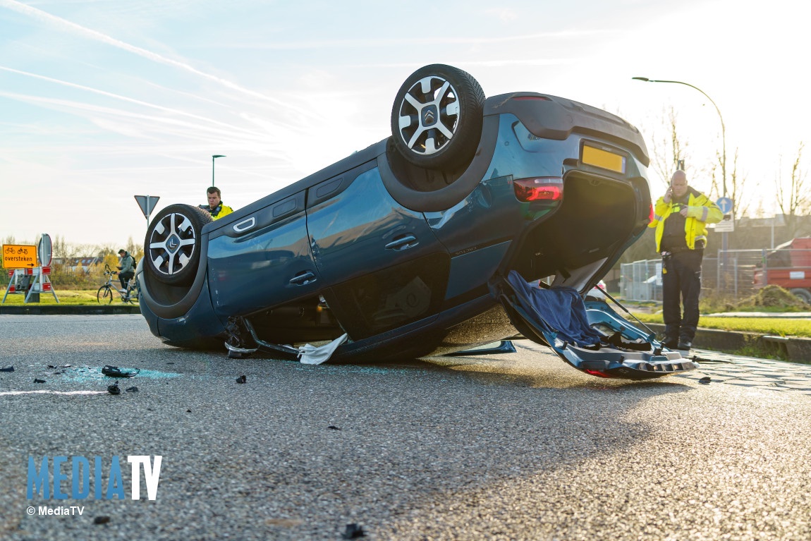 Voertuig op zijn dak na aanrijding in Ridderkerk