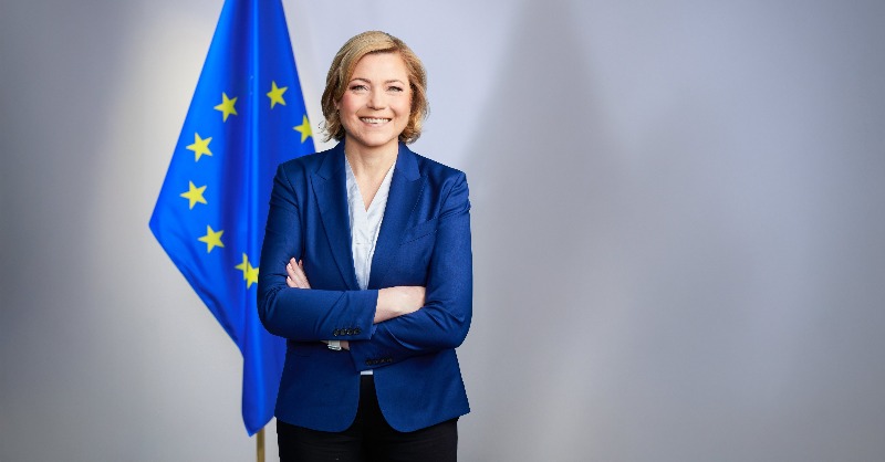 Digital EU 🇪🇺 (@digitaleu) on Twitter photo The new <a href="/EU_Commission/">European Commission</a> starts today!
In the next 5 years, <a href="/HennaVirkkunen/">Henna Virkkunen</a> will oversee Tech Sovereignty, Security & Democracy, including:
☑️transforming 🇪🇺 into an AI continent
☑️ensuring safer & fairer online environment
☑️enhancing smart & secure connectivity
& much more! The new <a href="/EU_Commission/">European Commission</a> starts today!
In the next 5 years, <a href="/HennaVirkkunen/">Henna Virkkunen</a> will oversee Tech Sovereignty, Security & Democracy, including:
☑️transforming 🇪🇺 into an AI continent
☑️ensuring safer & fairer online environment
☑️enhancing smart & secure connectivity
& much more!