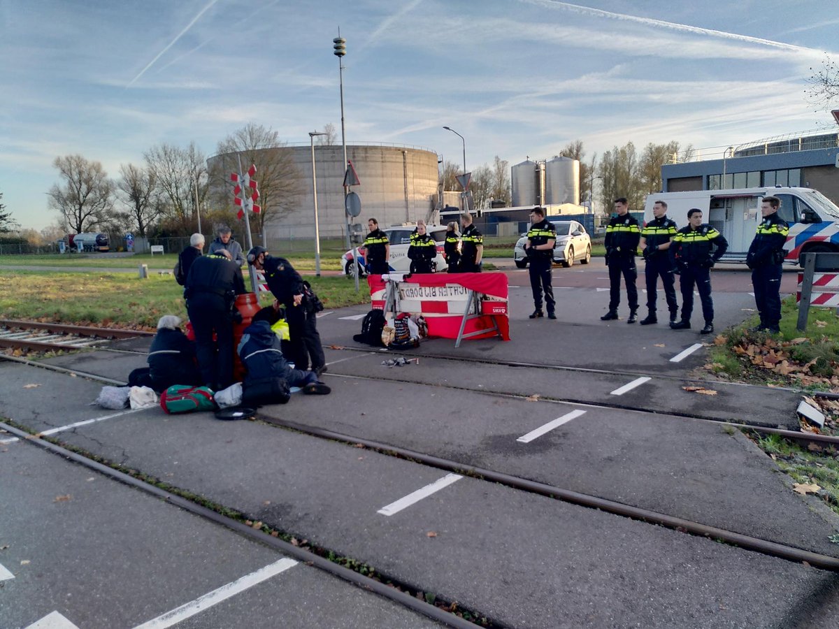 NLRebellion's tweet photo. Vandaag blokkeerden we met tientallen rebellen en activisten de poorten van de vervuilende fabriek van Chemours in Dordrecht. De autoriteiten hebben de actie omstreeks kwart over drie beëindigd waarna de politie is gestart met arresteren. [1/2] https://t.co/U7lhK3fADv