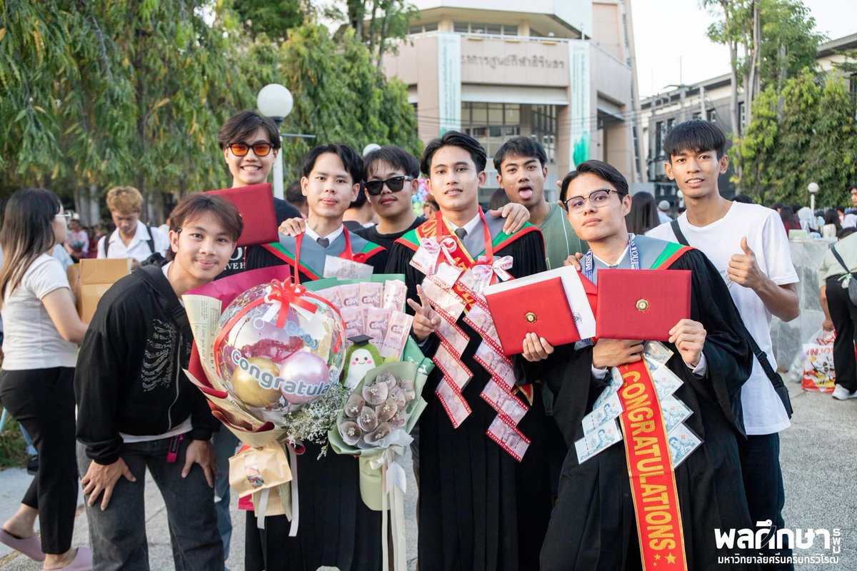 pe_swu's tweet photo. 🥳เพราะความสำเร็จไม่ได้มาจากโชคช่วย......แต่อยู่ที่ความพยายาม Congratulations กับบัณฑิตที่สำเร็จการศึกษา ประจำปีการศึกษา 2566
วันที่ 29 พฤศจิกายน พ.ศ.2567
#ทีมมศว #swugrad #swugrad66
#รับปริญญา #รับปริญญามศว #คณะพลศึกษา #prpeswu #มศว💚💚 https://t.co/Bf9X8EYowv