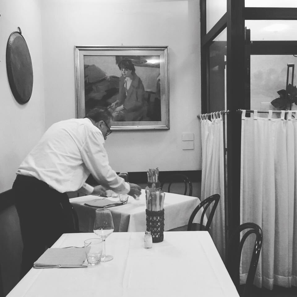 brigittefrjp's tweet photo. 「ビストロ」
#bistro #monsieur #garçon #atable #tablesetting #restaurent #portrait #ビストロ #ギャルソン #ウエイター #ヨーロッパの風景 #モノクロ #人物写真 #iam https://t.co/hzt9CKwFxK