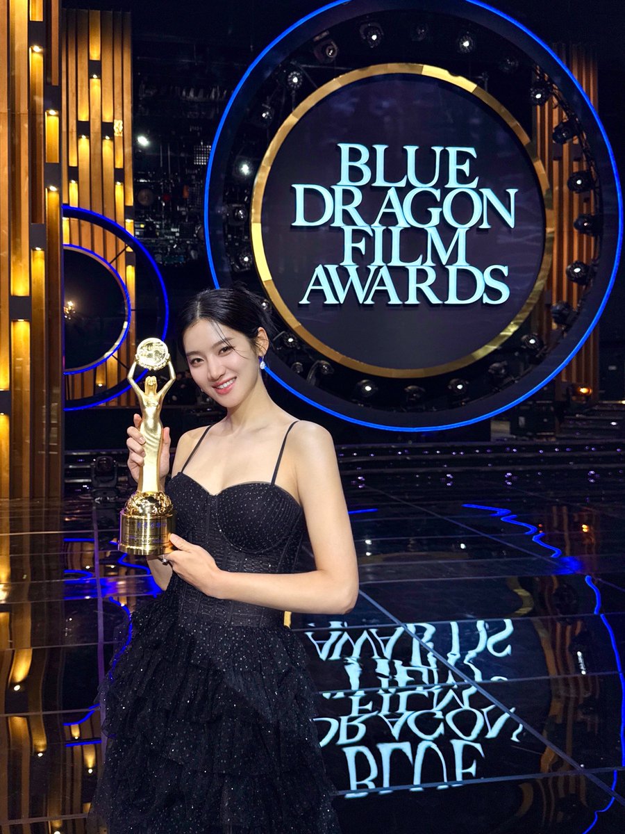 [박주현] 배우 박주현이 영화 <드라이브>로 <제45회 청룡영화상> 신인여우상을 수상했습니다.🏆 앞으로도 무궁무진한 활약을 펼칠 박주현 배우에게...