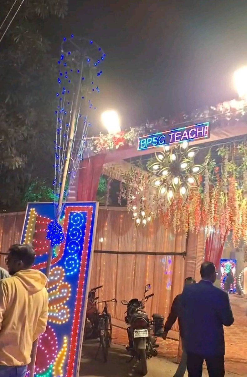 Gyaneshwar_Jour's tweet image. ये बिहार में ही हो सकता है. विवाह मंडप के वेलकम गेट पर ही बताया जा रहा, हमारा दामाद #BPSC TEACHER है. इसलिए तो हम कहते हैं, बिहार में सिर्फ 2 की ही कीमत बढ़ती है, सरकारी दूल्हा और कहीं की भी जमीन.