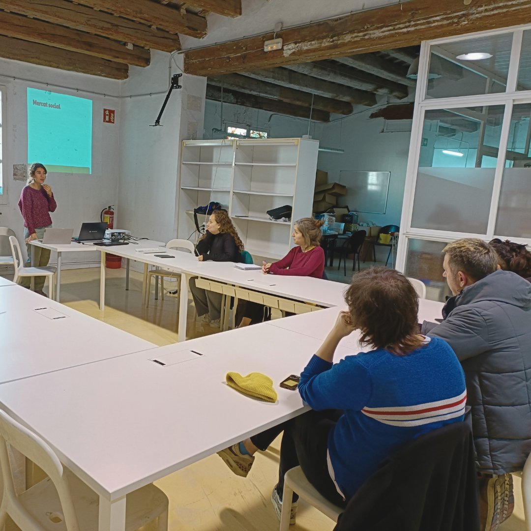 La Traginera - Comunalitat Ciutat Vella (@la_traginera) on Twitter photo Què és el mercat social❓
Intercooperacio o treball en xarxa❓
Economies comunitàries❓
👏🏾 Vam rebre l'acompanyament de l'<a href="/EscolaElSol/">Escola Lliure el Sol, sccl</a> per continuar fomentant l'ESS en el territori.
🤨 Potser no ho saps, però comparteixes els mateixos valors i reptes, t'hi apuntes? Què és el mercat social❓
Intercooperacio o treball en xarxa❓
Economies comunitàries❓
👏🏾 Vam rebre l'acompanyament de l'<a href="/EscolaElSol/">Escola Lliure el Sol, sccl</a> per continuar fomentant l'ESS en el territori.
🤨 Potser no ho saps, però comparteixes els mateixos valors i reptes, t'hi apuntes?