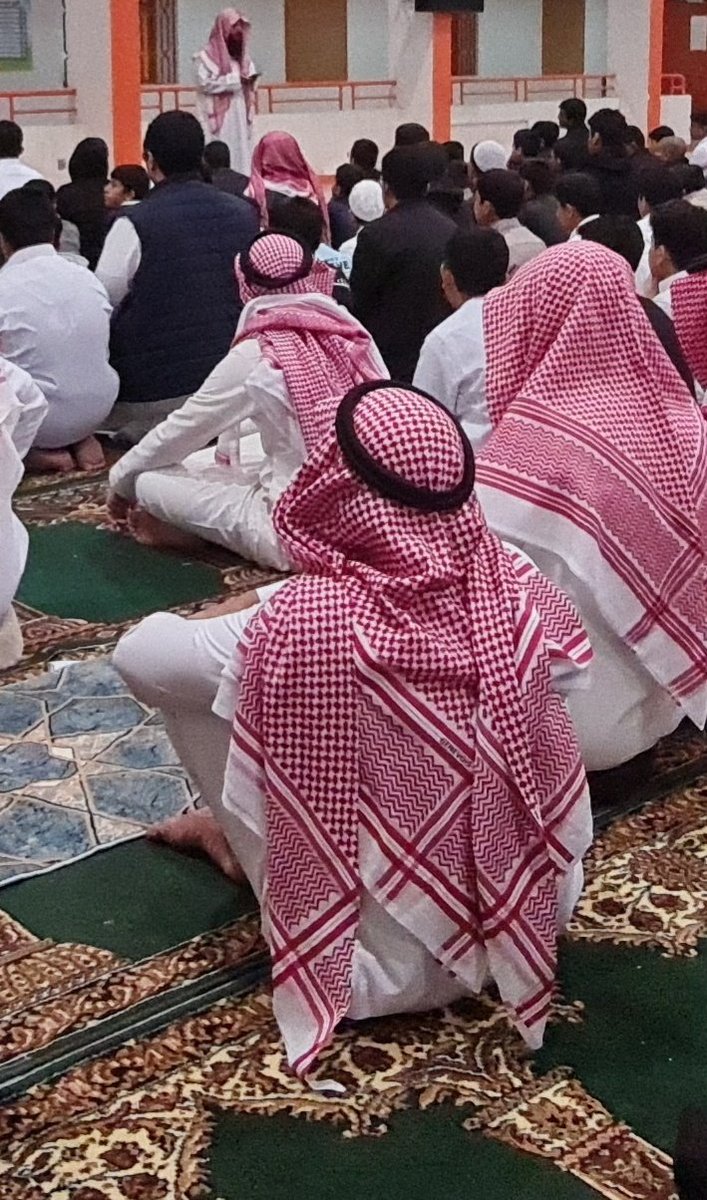 الزميل والأخ الغالي #غيثان_الشهري ابو نايف

صلى معنا #صلاة_الاستسقاء ليطلب من الرب أن يغيث ويسقي  البلاد والعباد 
أفضى إلى رب رحيم وهو بين أبنائه وزملائه 

نسأل الله يسقيك ويرويك  من حوض نبيك وان يغيثك بالدعوات والرحمات ويجعل قبرك روضة من رياض الجنة