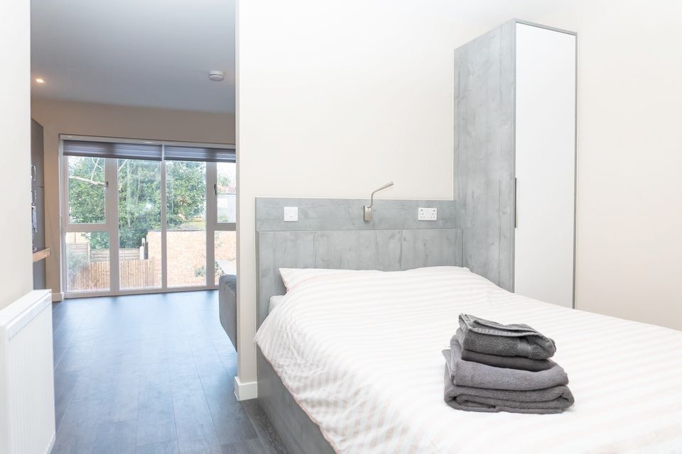staylets1's tweet photo. Discover #MagnaHouse in Egham, #Surrey!
Modern #studios just 5 mins from #EghamStation, with free Wi-Fi, Smart TVs, parking & more! Perfect for business or leisure, with stays from 2-365 nights.
📞 +44 (0)330 107 5622
🌐 https://t.co/wHFTf6msHu
#CorporateLets #StayLets https://t.co/RzhOkdYRcN