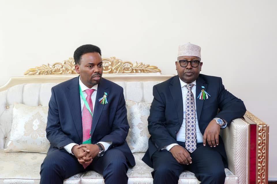NasraBashiir's tweet photo. President @HassanSMohamud arrived in Arusha, #Tanzania to participate in 24th Ordinary Summit of #EAC Heads of State which is set for tomorrow, 30th November. The two-day event will address issues in the region, including a sustainable financing plan for the eight-member economic bloc.